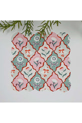 Zarif Çiçekler ve Dekoratif Fiyonk Desenli Lazer Kesim Kumaş Kokteyl Peçetesi 1 Adet